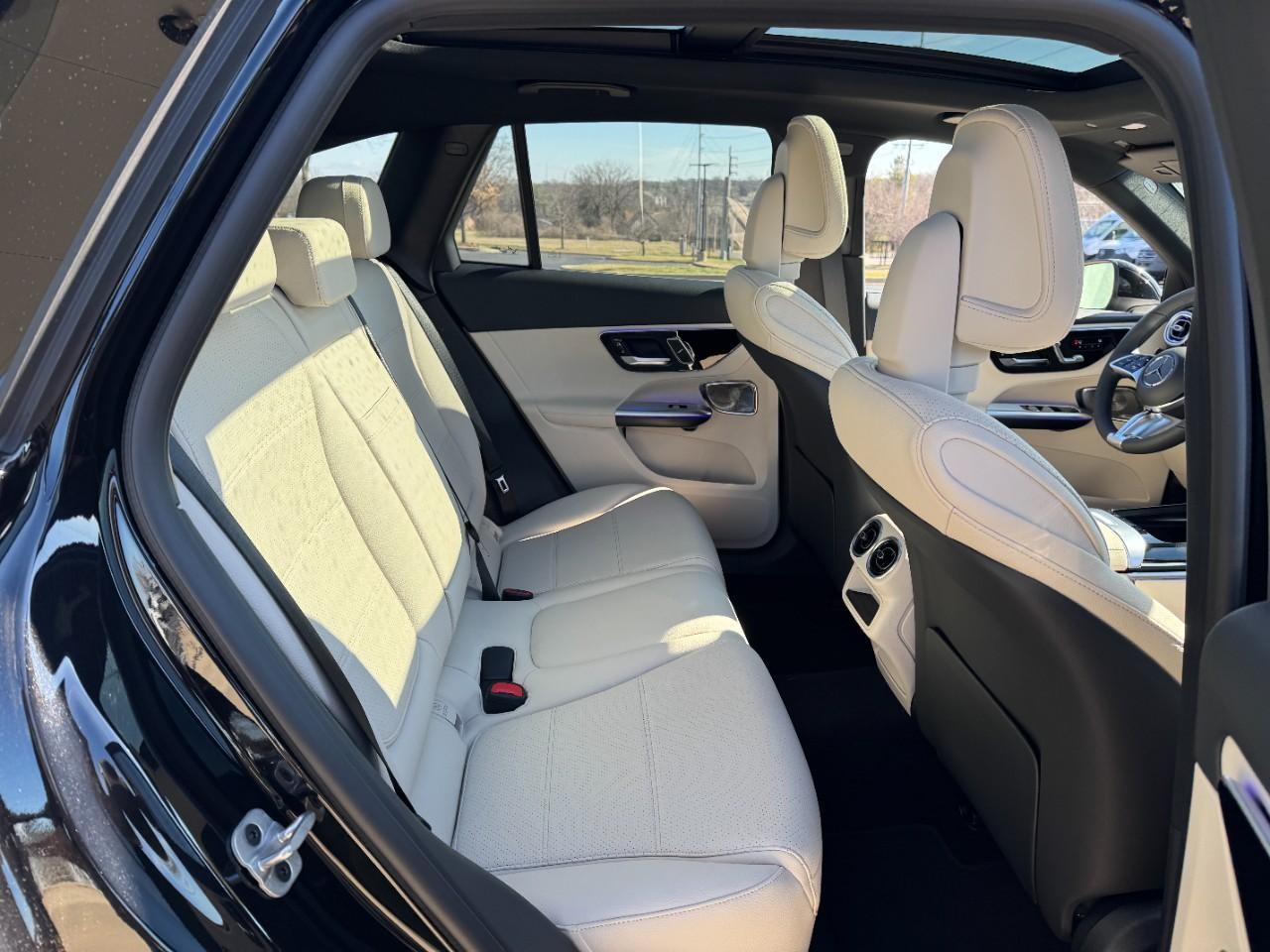 Mercedes-Benz GLC Vehicle Full-screen Gallery Image 10