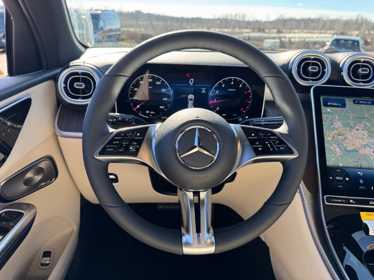 Mercedes-Benz GLC Vehicle Full-screen Gallery Image 13