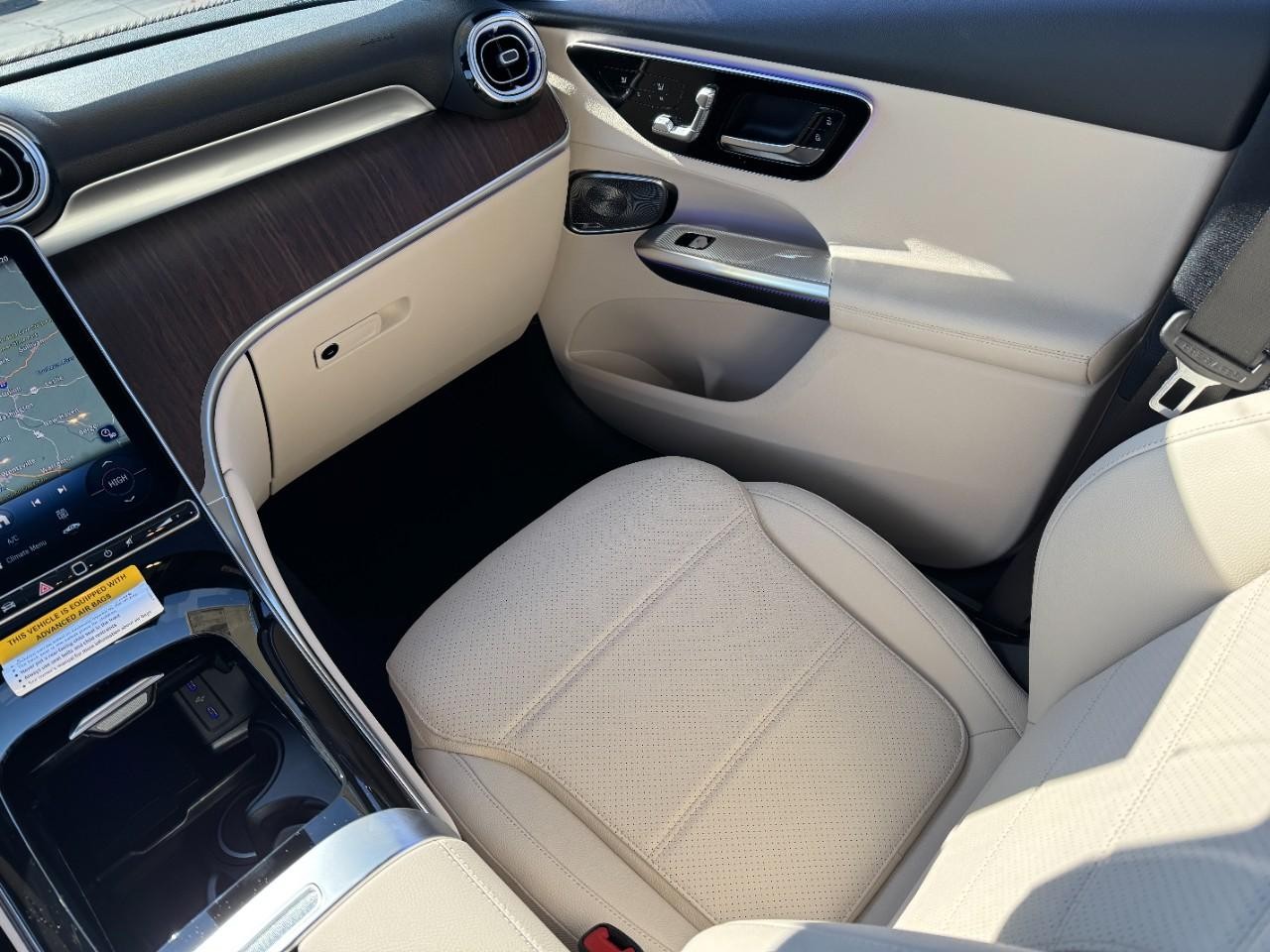 Mercedes-Benz GLC Vehicle Full-screen Gallery Image 15