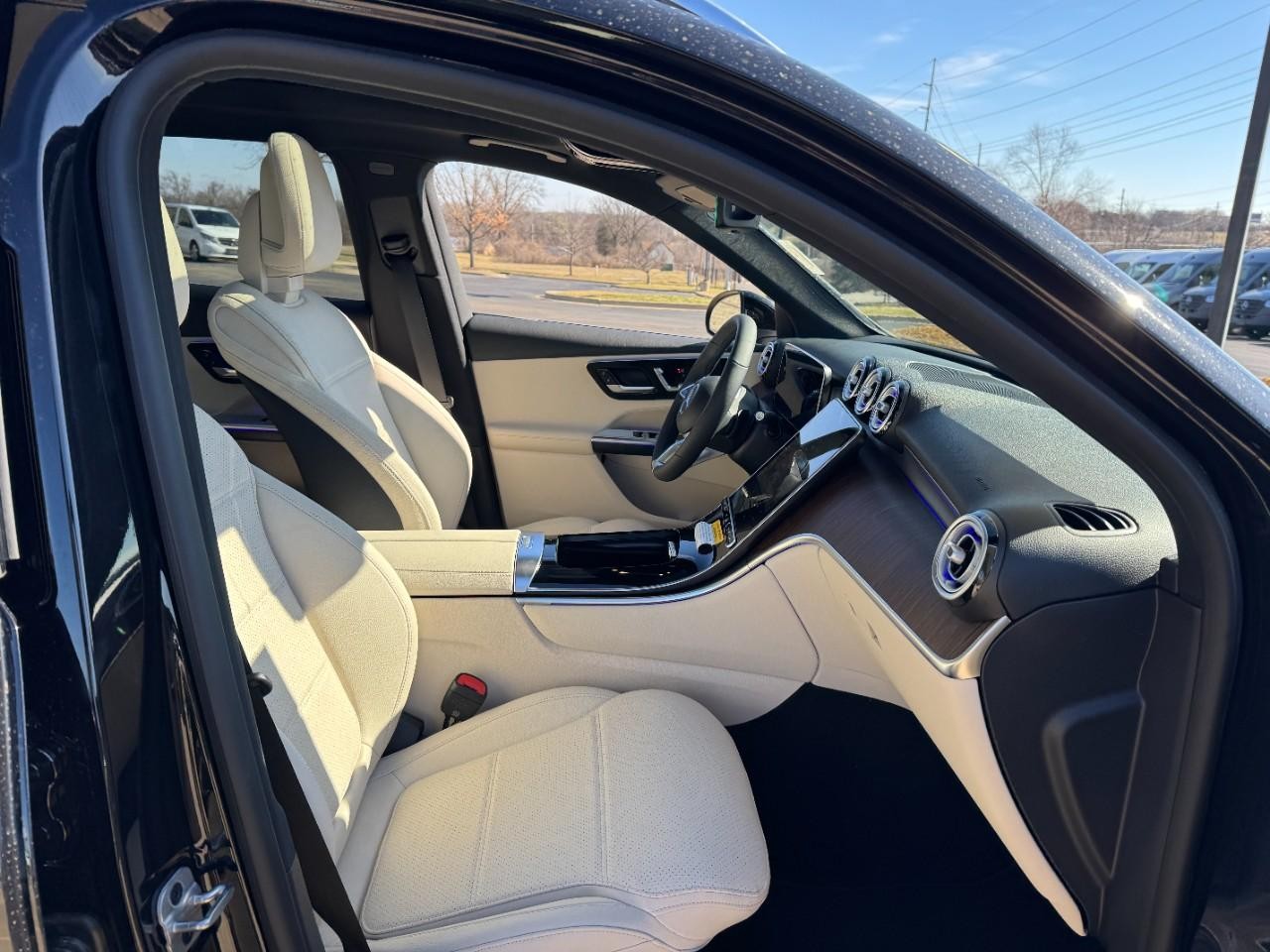 Mercedes-Benz GLC Vehicle Full-screen Gallery Image 16