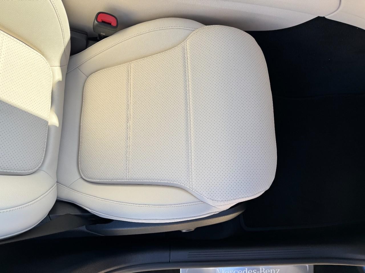 Mercedes-Benz GLC Vehicle Full-screen Gallery Image 17