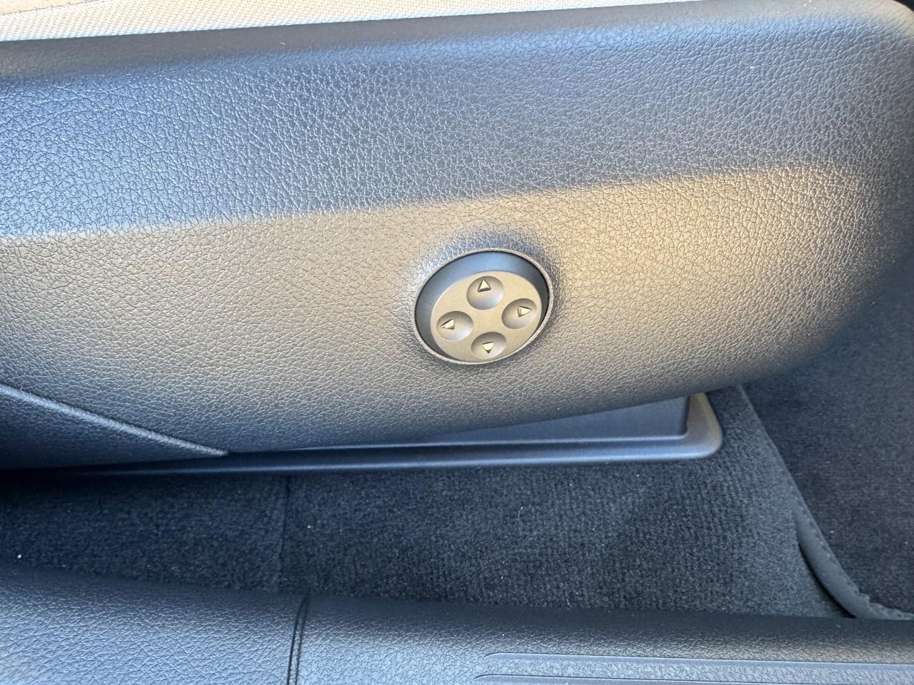 Mercedes-Benz GLC Vehicle Full-screen Gallery Image 18