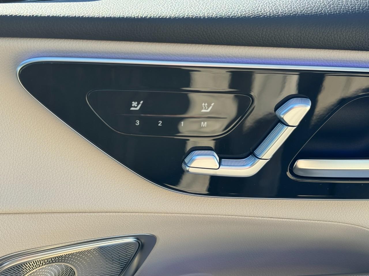 Mercedes-Benz GLC Vehicle Full-screen Gallery Image 19