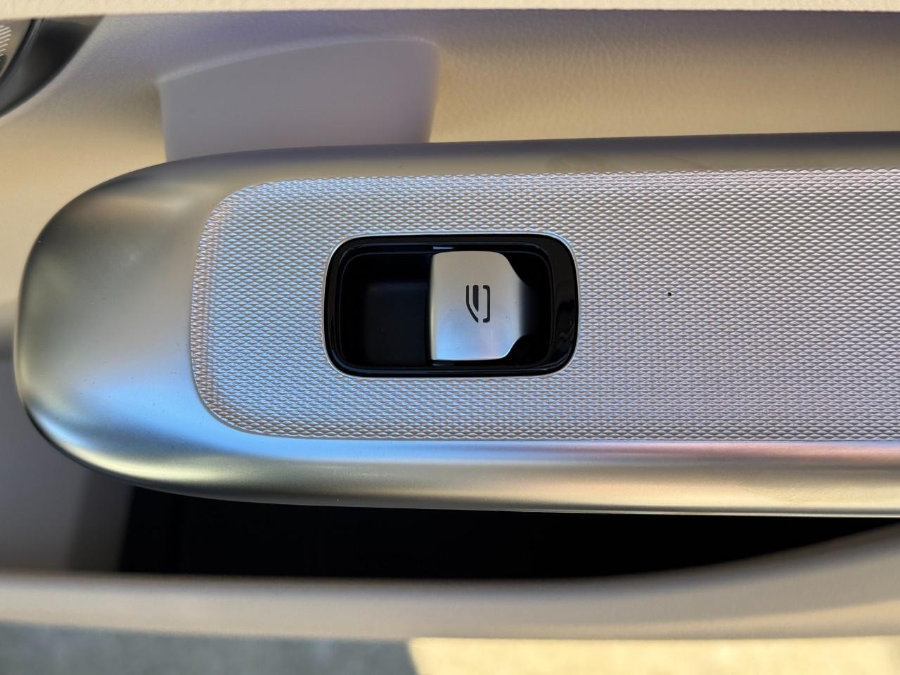 Mercedes-Benz GLC Vehicle Full-screen Gallery Image 21