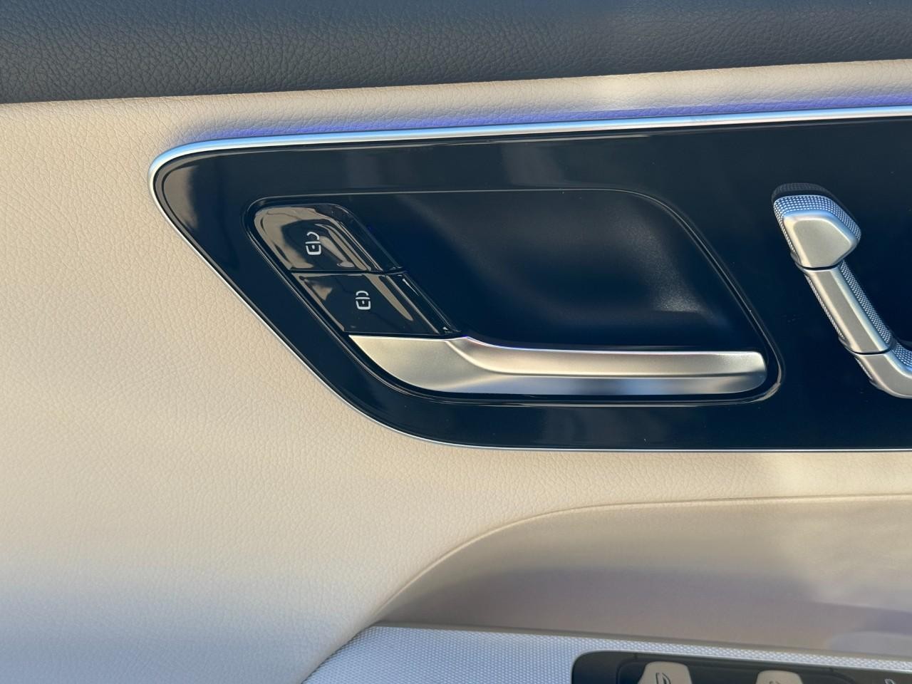 Mercedes-Benz GLC Vehicle Full-screen Gallery Image 23