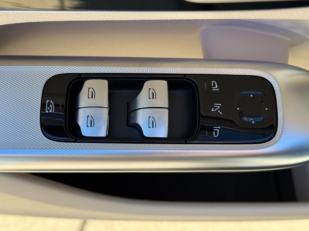 Mercedes-Benz GLC Vehicle Full-screen Gallery Image 24