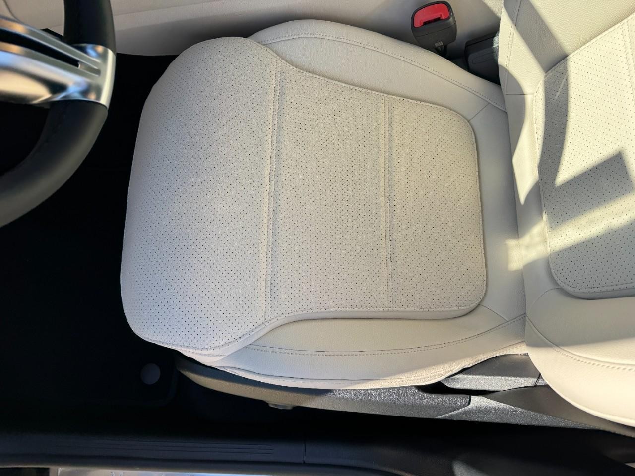 Mercedes-Benz GLC Vehicle Full-screen Gallery Image 28