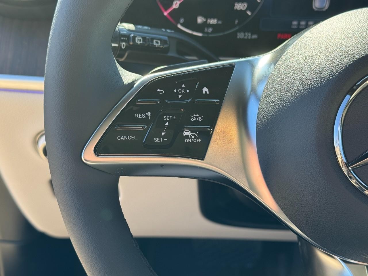 Mercedes-Benz GLC Vehicle Full-screen Gallery Image 32