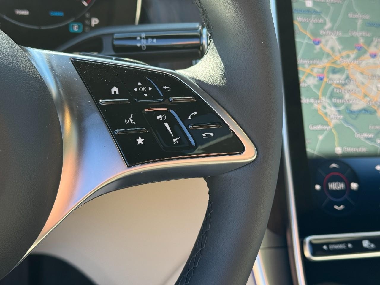 Mercedes-Benz GLC Vehicle Full-screen Gallery Image 33