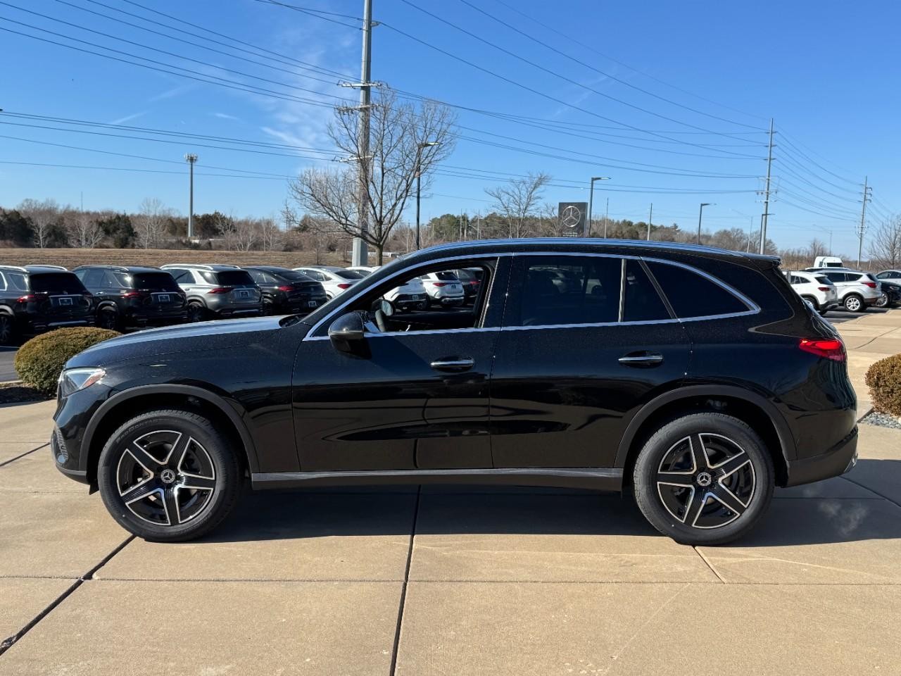 Mercedes-Benz GLC Vehicle Full-screen Gallery Image 2