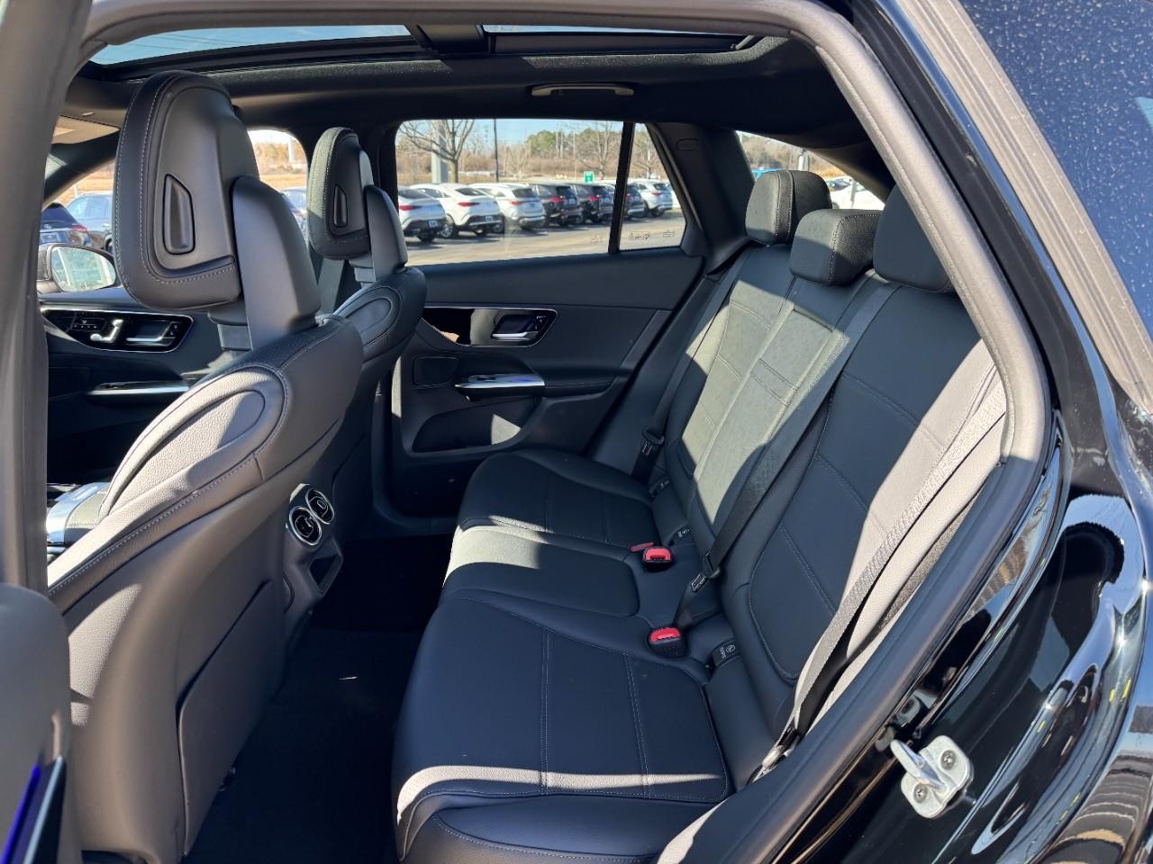 Mercedes-Benz GLC Vehicle Full-screen Gallery Image 8