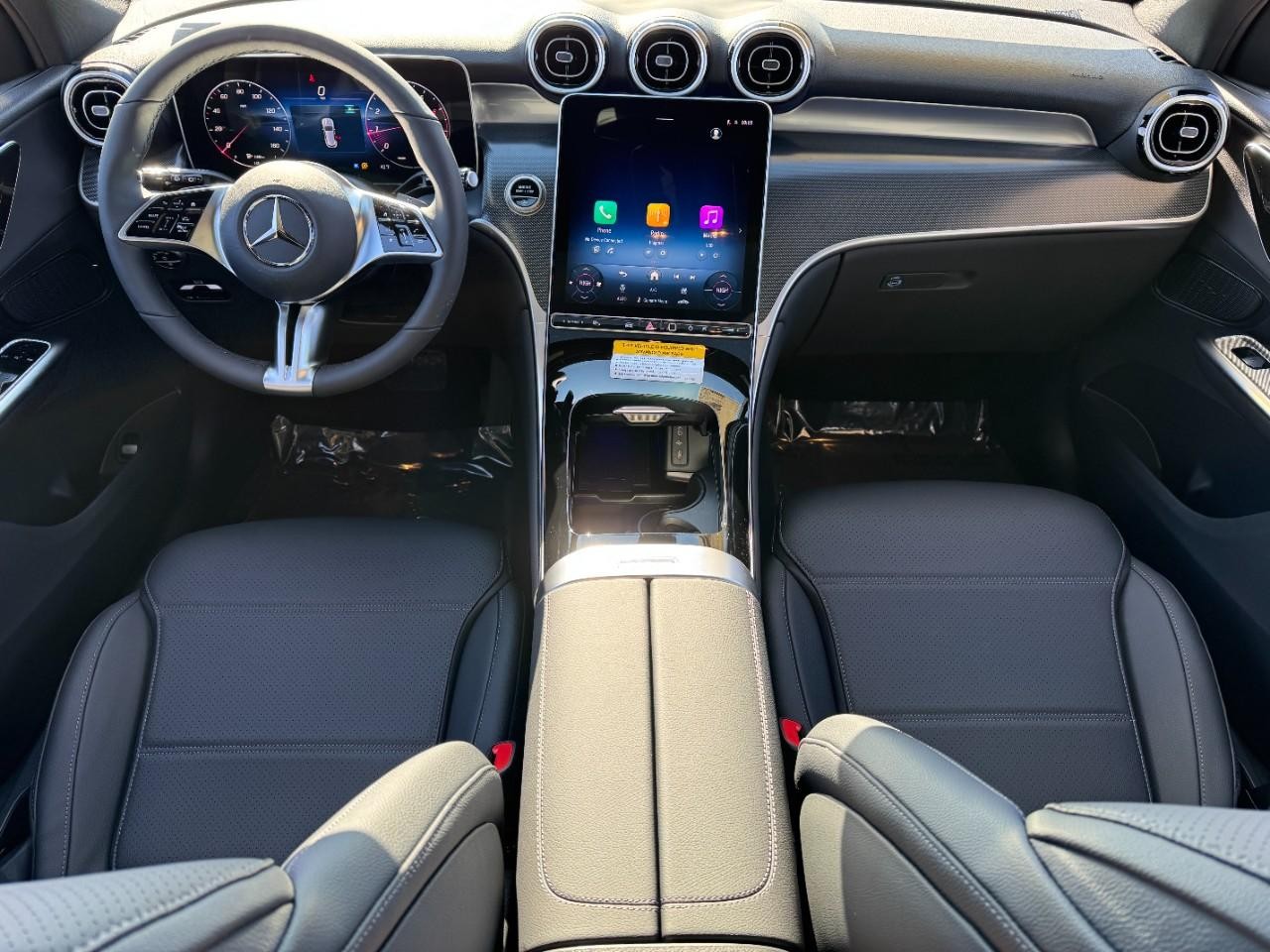 Mercedes-Benz GLC Vehicle Full-screen Gallery Image 12