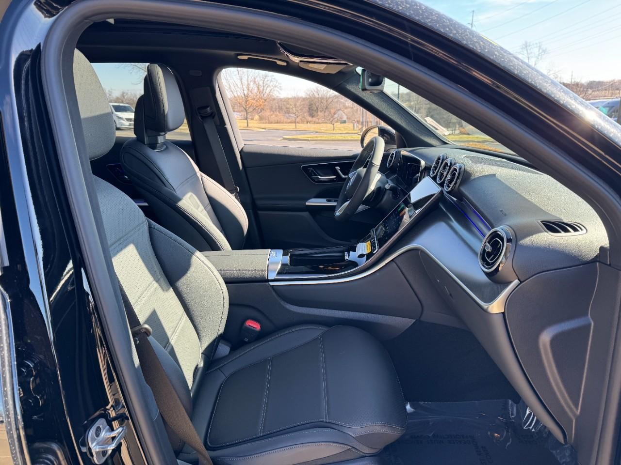 Mercedes-Benz GLC Vehicle Full-screen Gallery Image 16