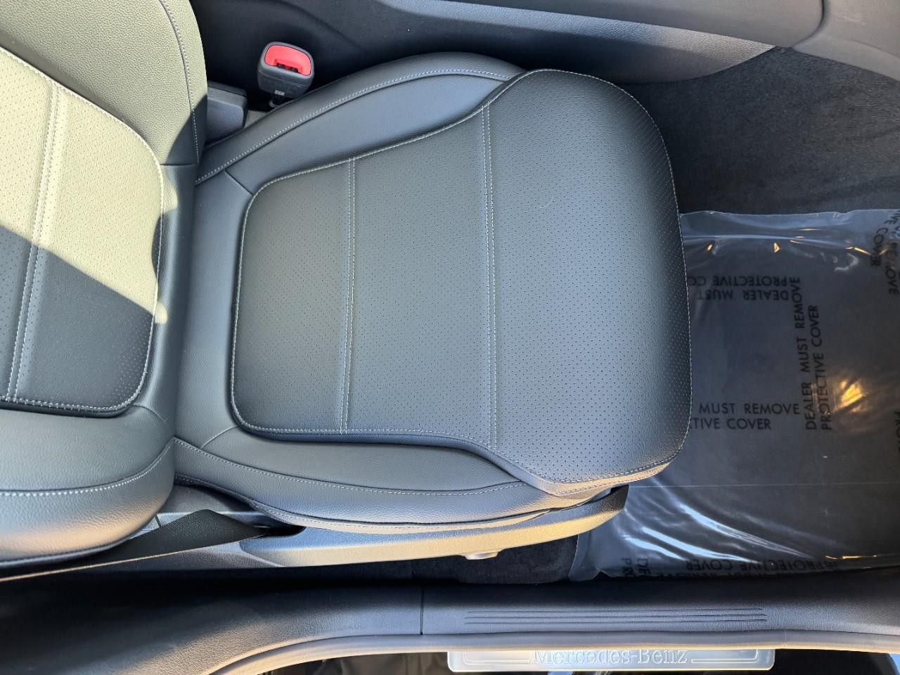 Mercedes-Benz GLC Vehicle Full-screen Gallery Image 17