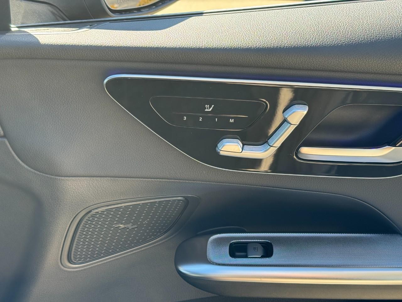 Mercedes-Benz GLC Vehicle Full-screen Gallery Image 19