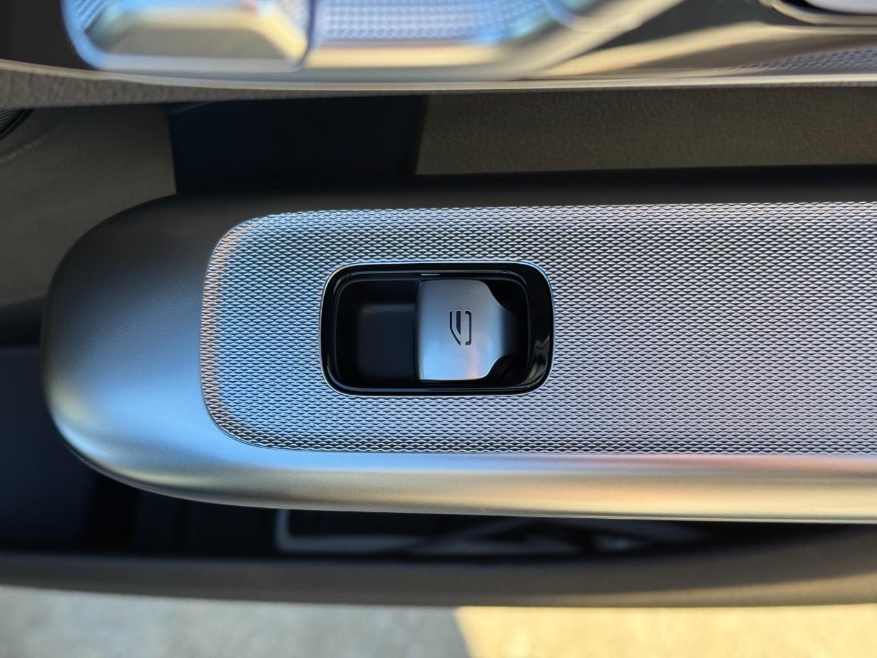 Mercedes-Benz GLC Vehicle Full-screen Gallery Image 21