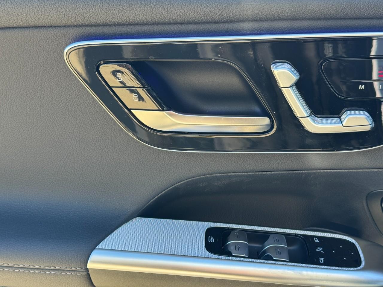 Mercedes-Benz GLC Vehicle Full-screen Gallery Image 23