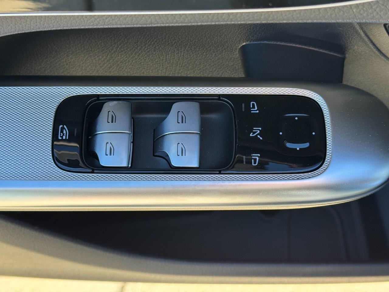 Mercedes-Benz GLC Vehicle Full-screen Gallery Image 24