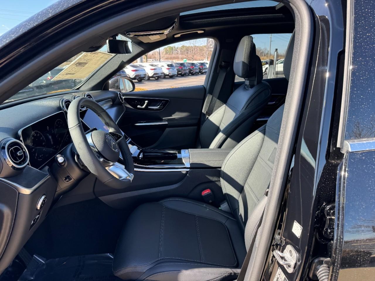 Mercedes-Benz GLC Vehicle Full-screen Gallery Image 26