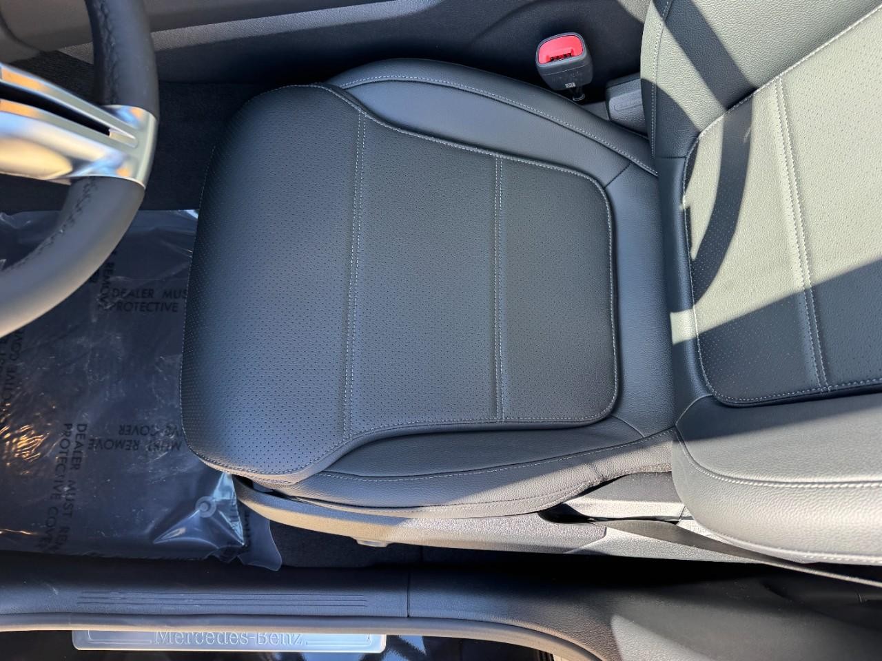 Mercedes-Benz GLC Vehicle Full-screen Gallery Image 27