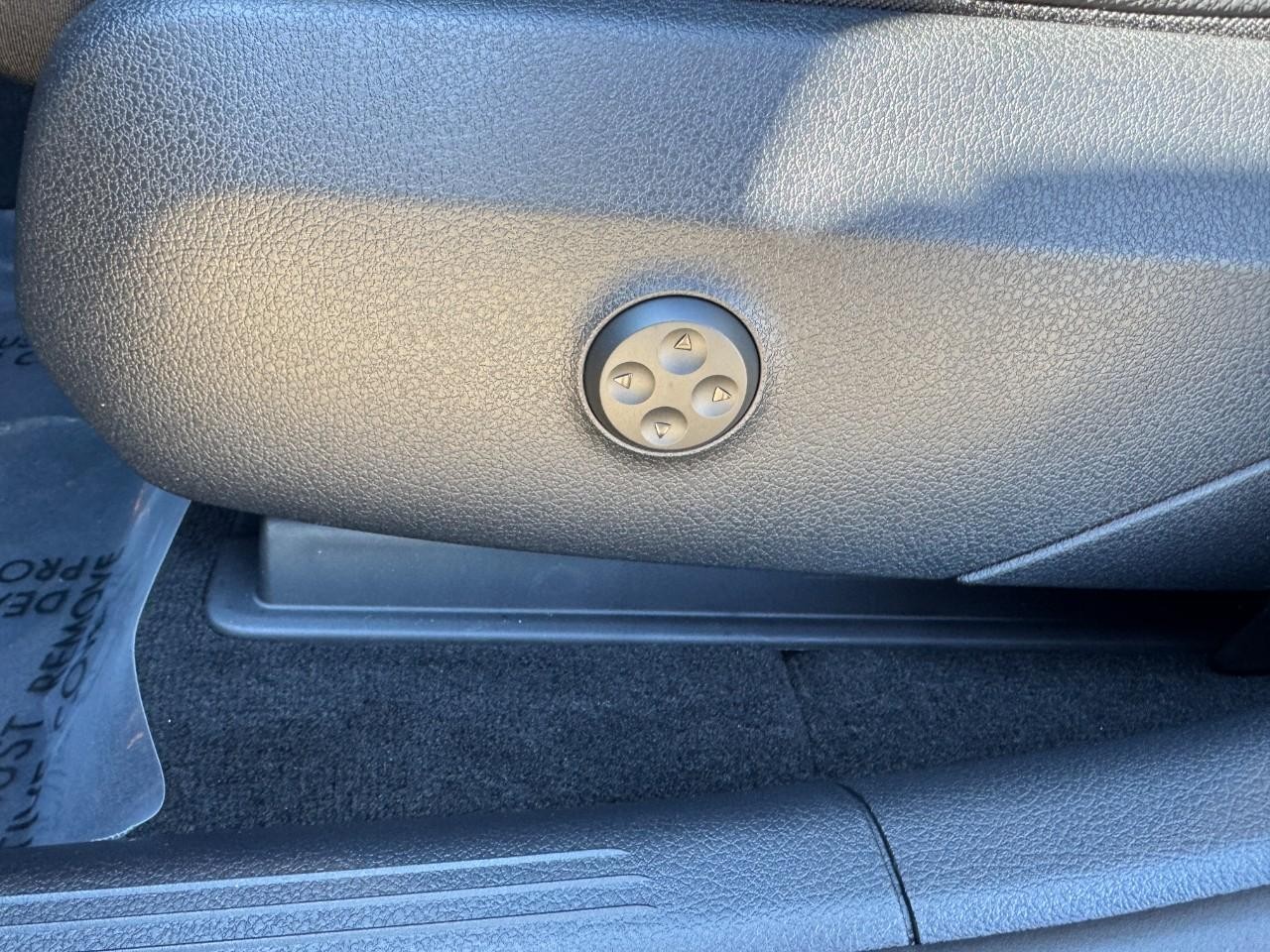 Mercedes-Benz GLC Vehicle Full-screen Gallery Image 28