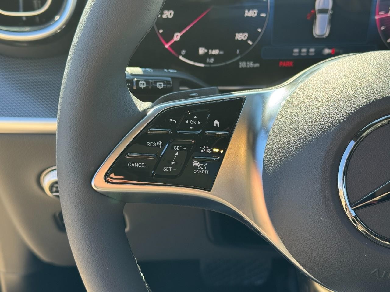 Mercedes-Benz GLC Vehicle Full-screen Gallery Image 30