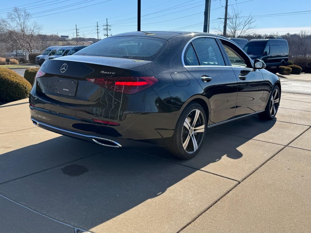 Mercedes-Benz C-Class Vehicle Full-screen Gallery Image 4