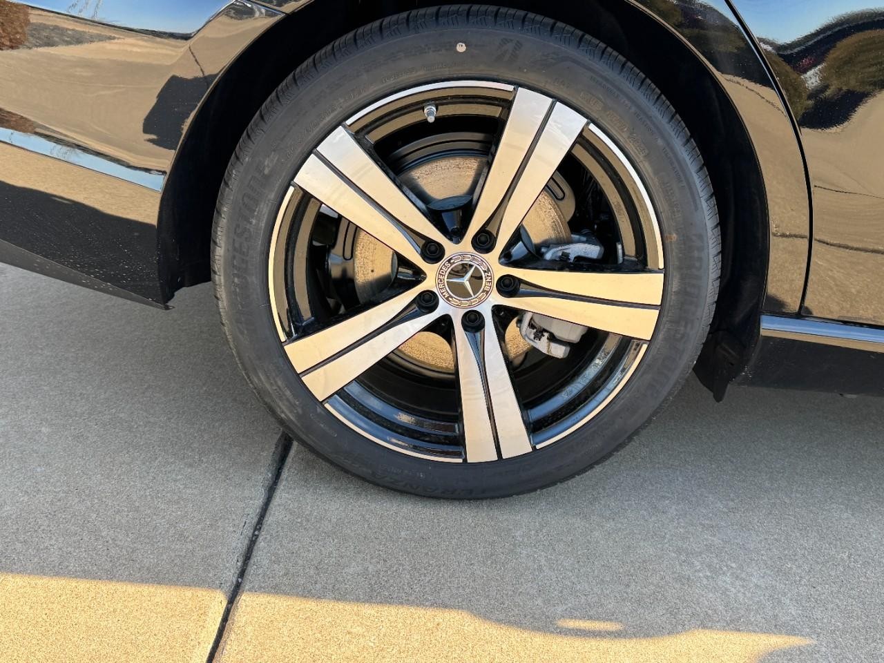 Mercedes-Benz C-Class Vehicle Full-screen Gallery Image 5