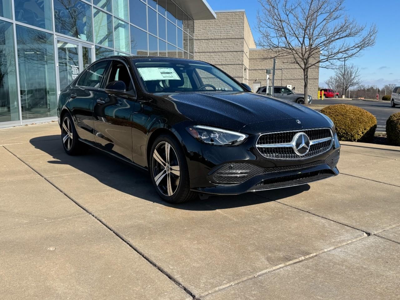 Mercedes-Benz C-Class Vehicle Full-screen Gallery Image 6