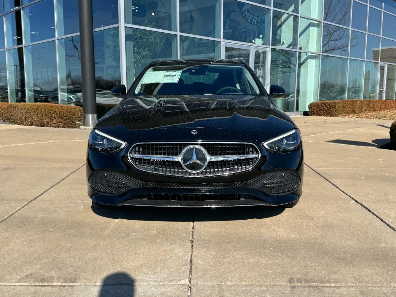 Mercedes-Benz C-Class Vehicle Full-screen Gallery Image 7