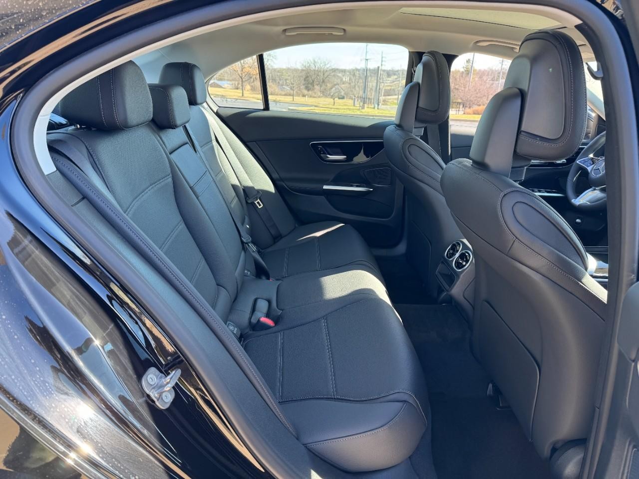 Mercedes-Benz C-Class Vehicle Full-screen Gallery Image 9