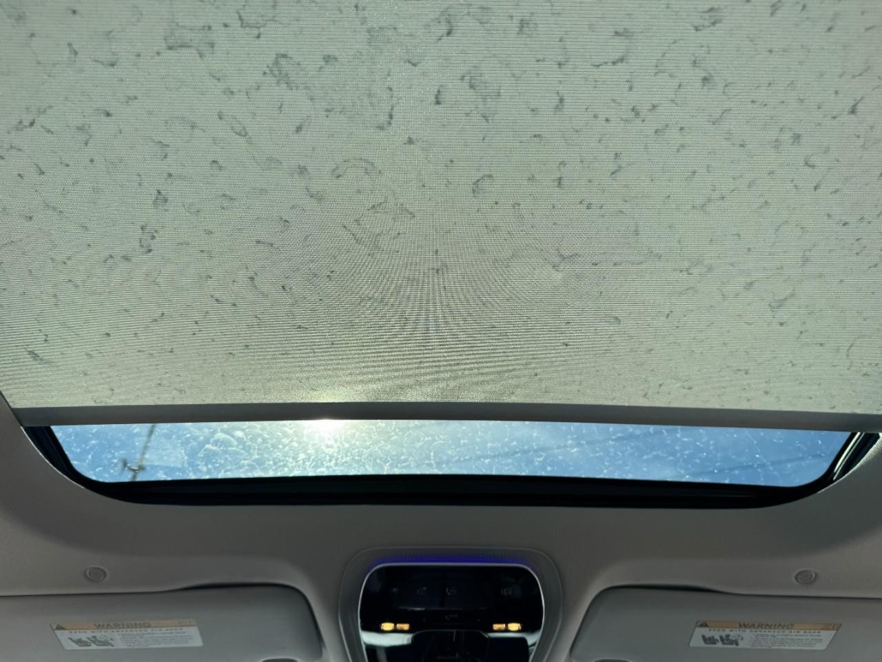 Mercedes-Benz C-Class Vehicle Full-screen Gallery Image 10