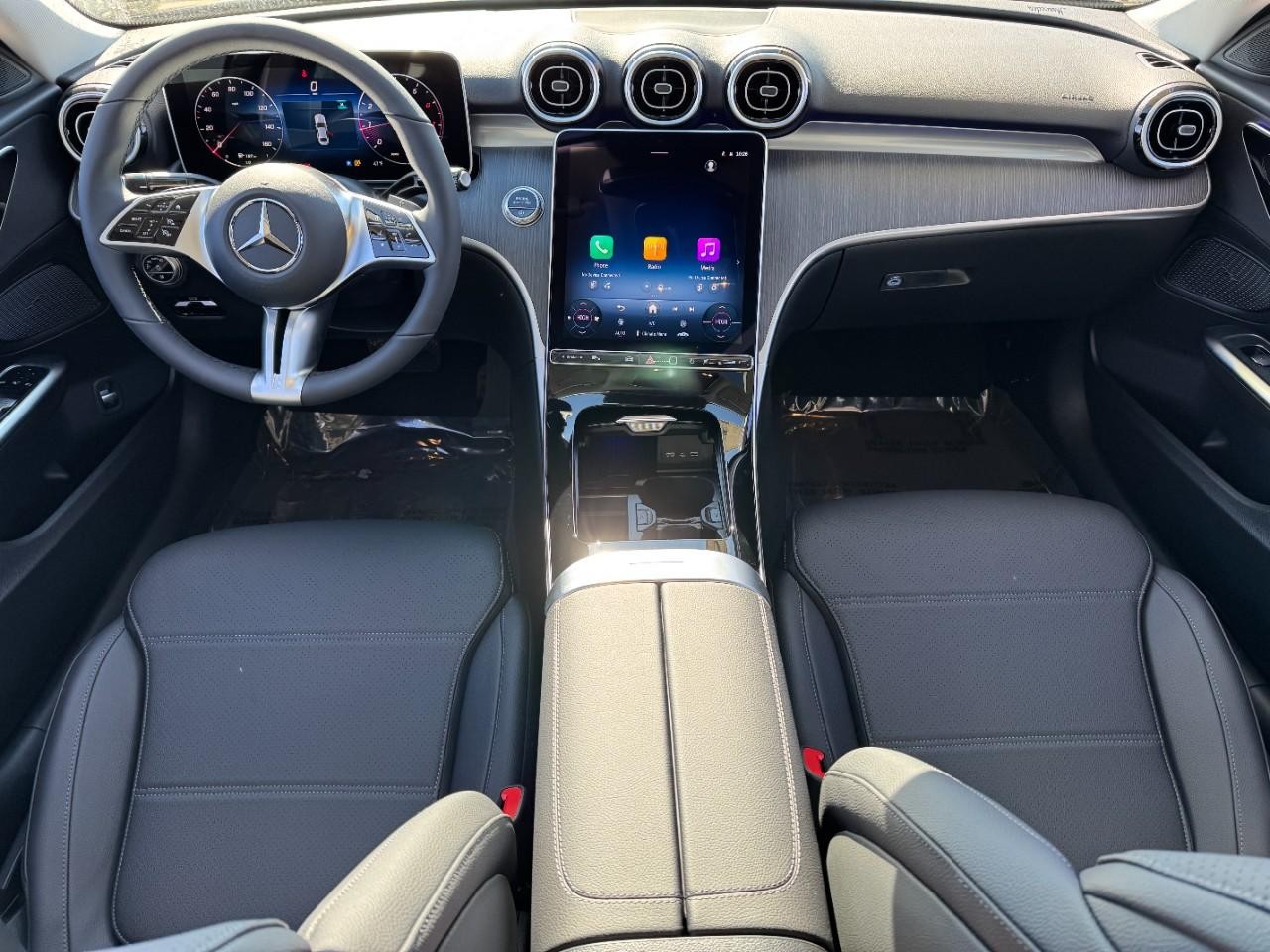 Mercedes-Benz C-Class Vehicle Full-screen Gallery Image 11