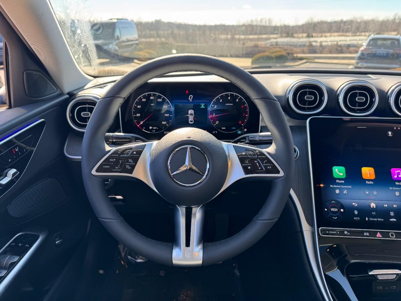 Mercedes-Benz C-Class Vehicle Full-screen Gallery Image 12