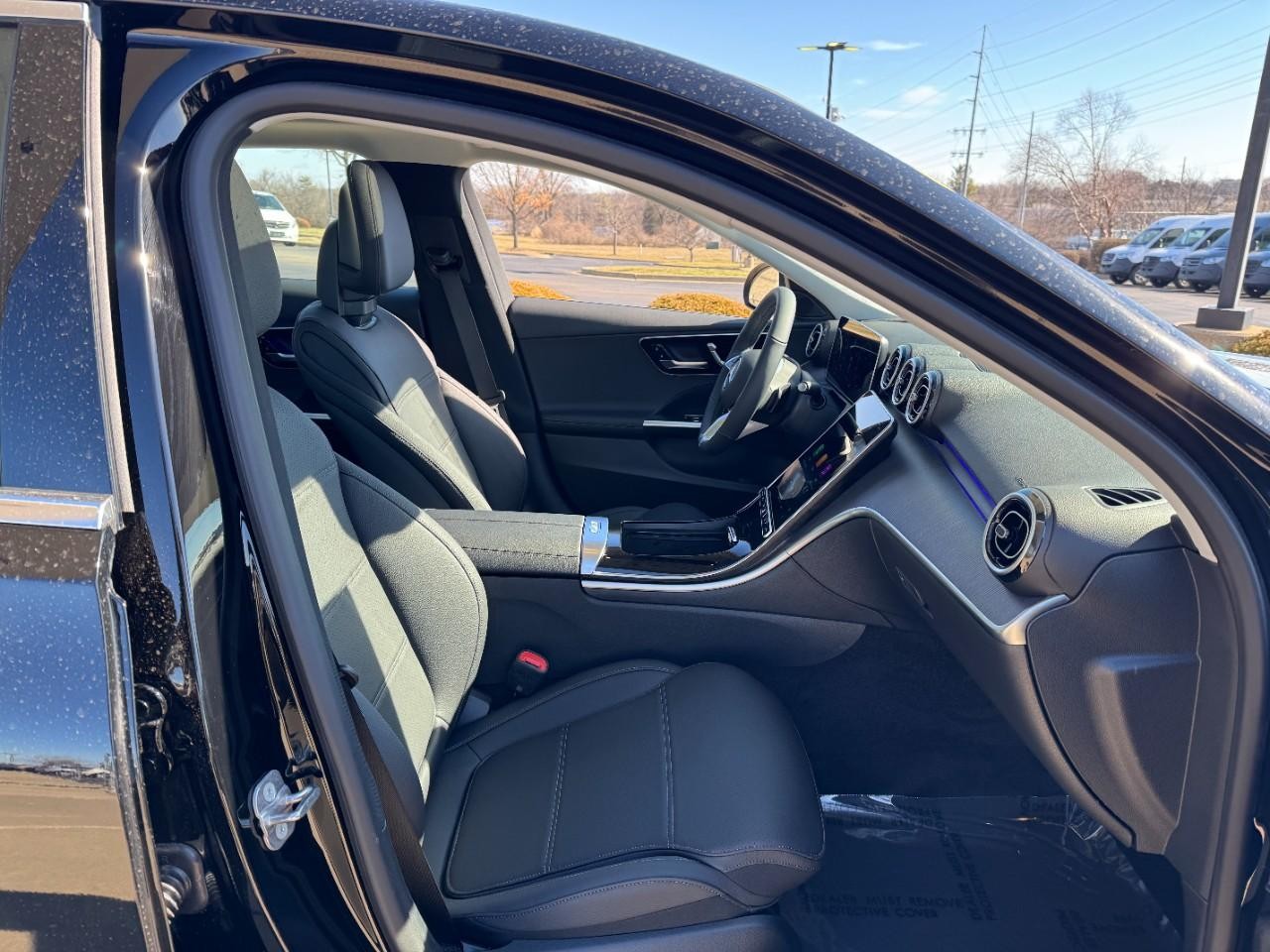 Mercedes-Benz C-Class Vehicle Full-screen Gallery Image 15