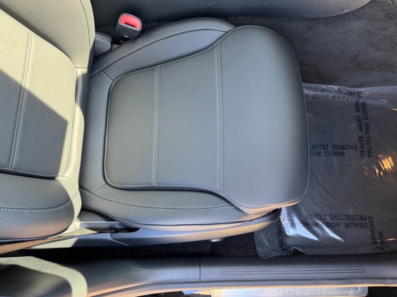 Mercedes-Benz C-Class Vehicle Full-screen Gallery Image 16