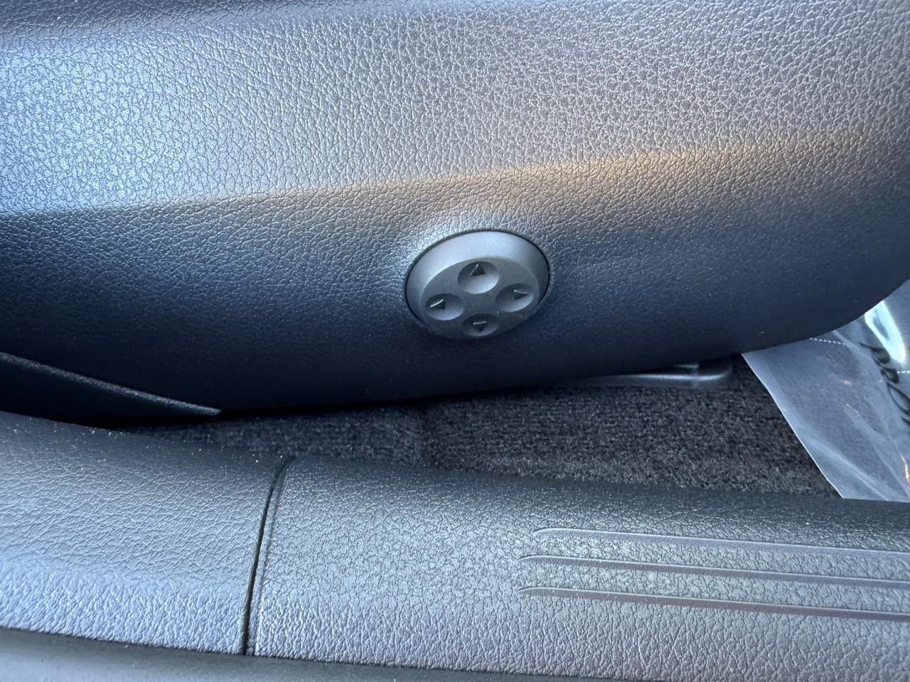 Mercedes-Benz C-Class Vehicle Full-screen Gallery Image 17