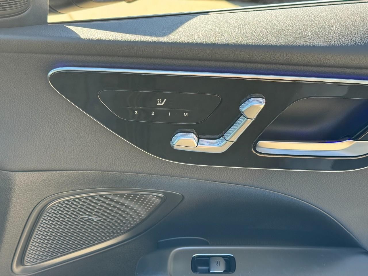 Mercedes-Benz C-Class Vehicle Full-screen Gallery Image 18