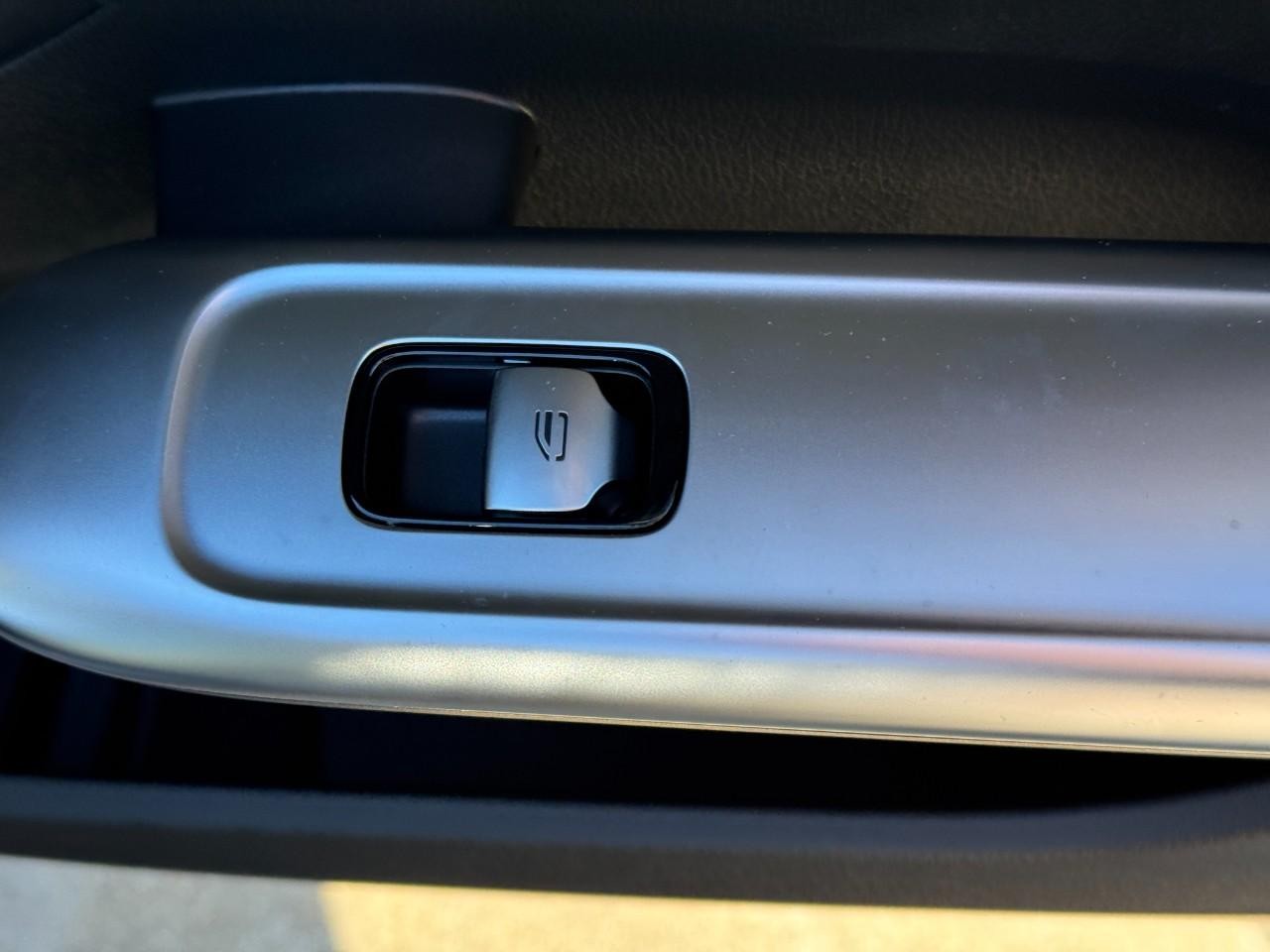 Mercedes-Benz C-Class Vehicle Full-screen Gallery Image 20