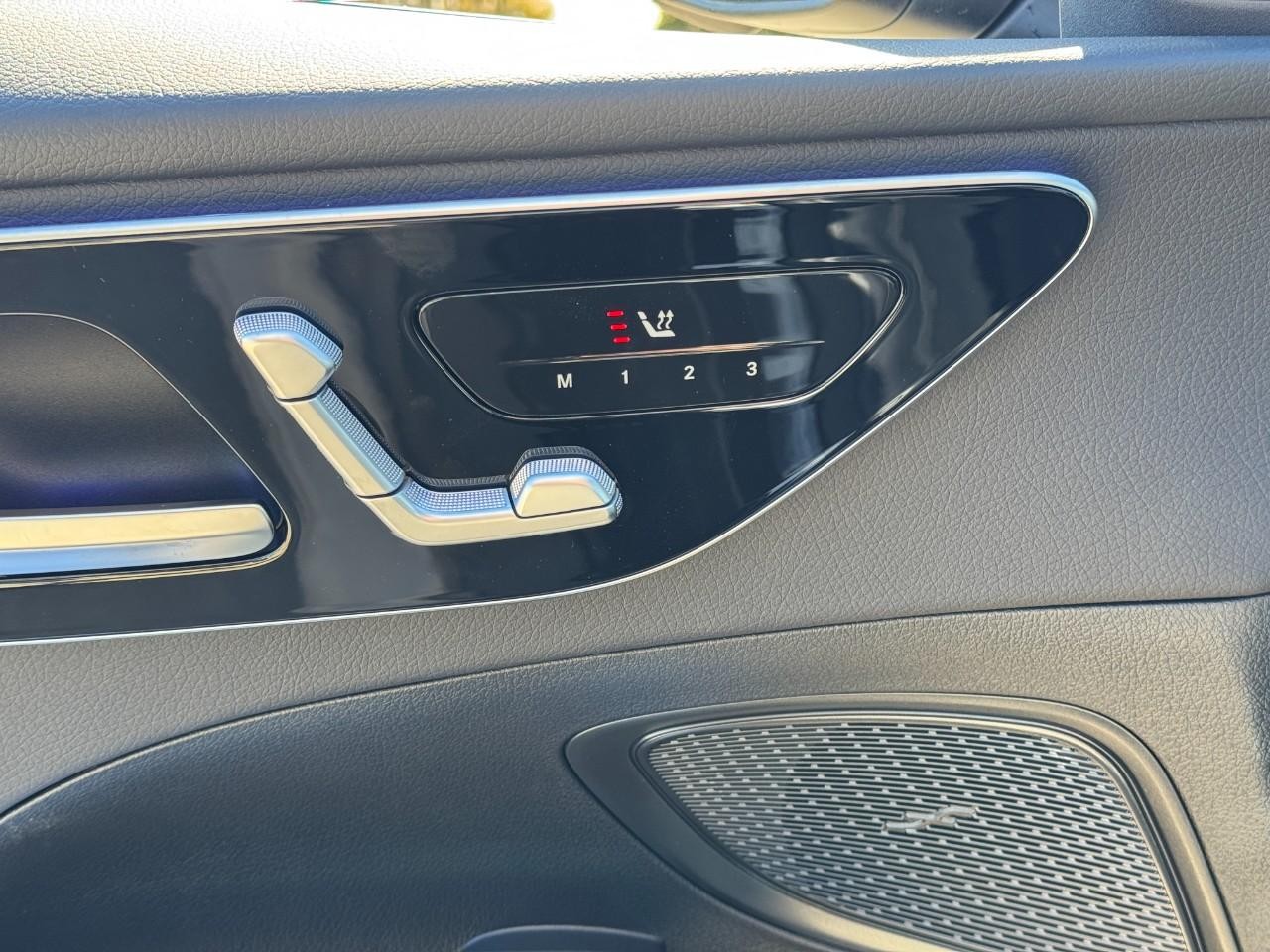 Mercedes-Benz C-Class Vehicle Full-screen Gallery Image 21