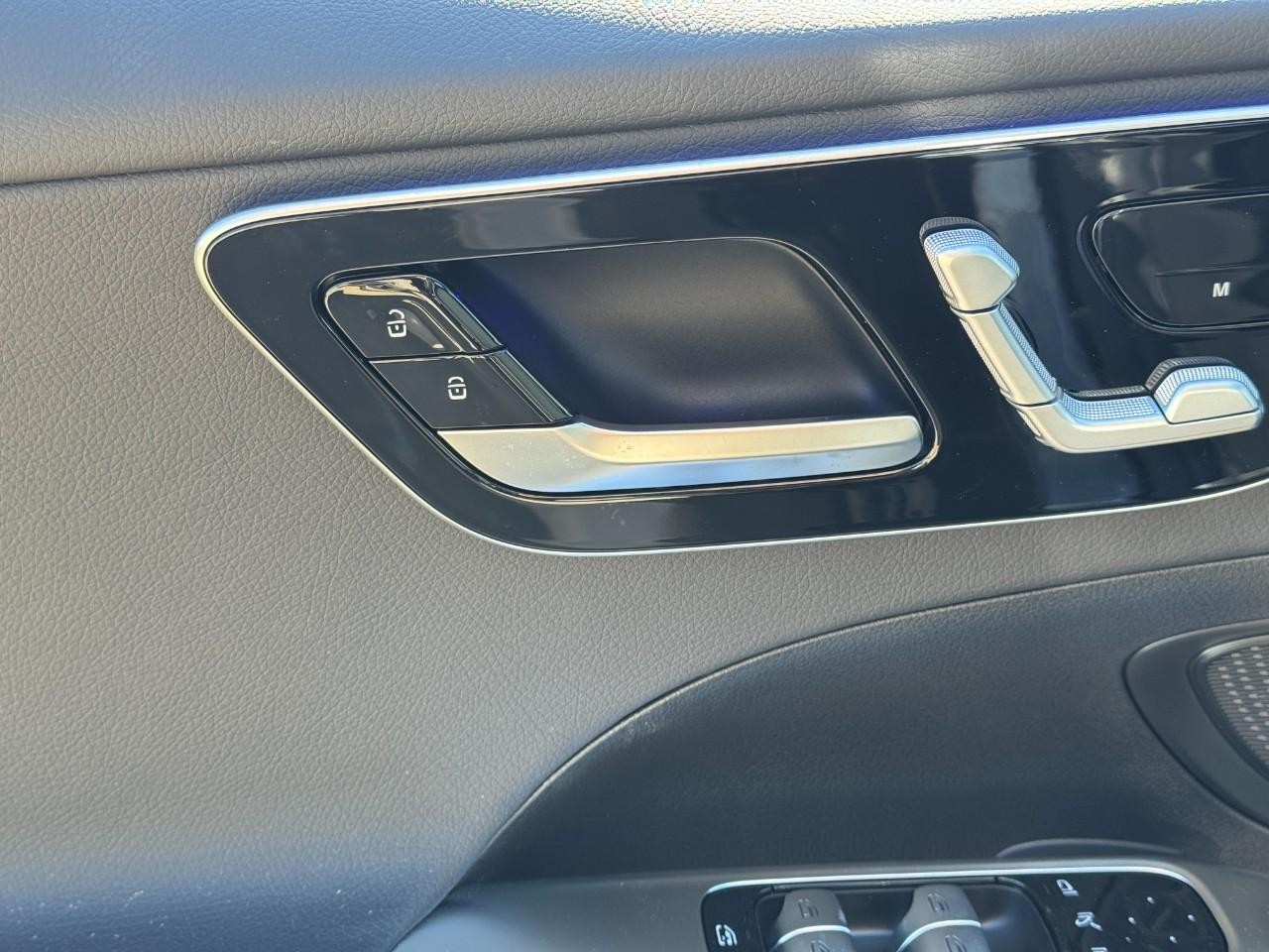 Mercedes-Benz C-Class Vehicle Full-screen Gallery Image 22