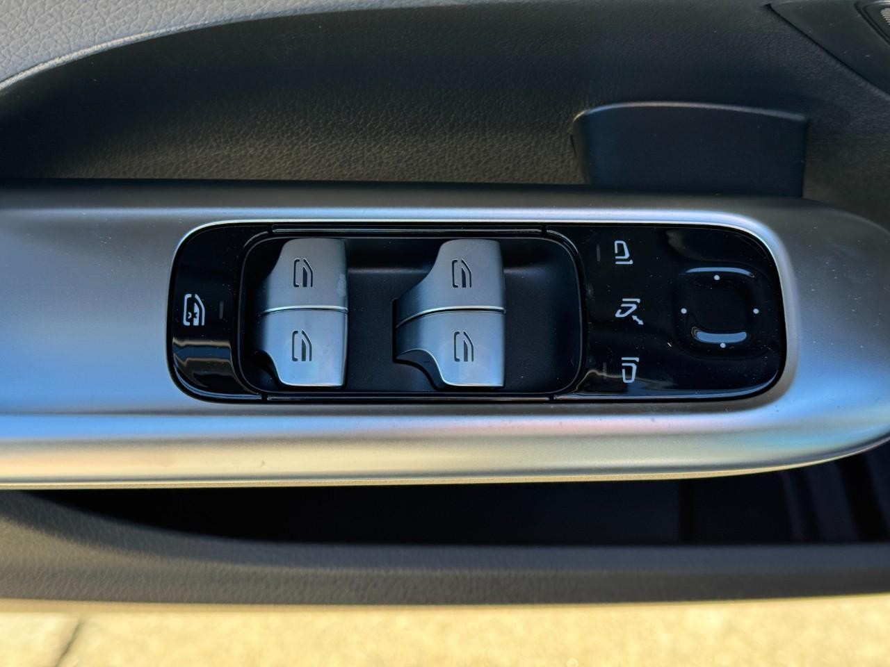 Mercedes-Benz C-Class Vehicle Full-screen Gallery Image 23