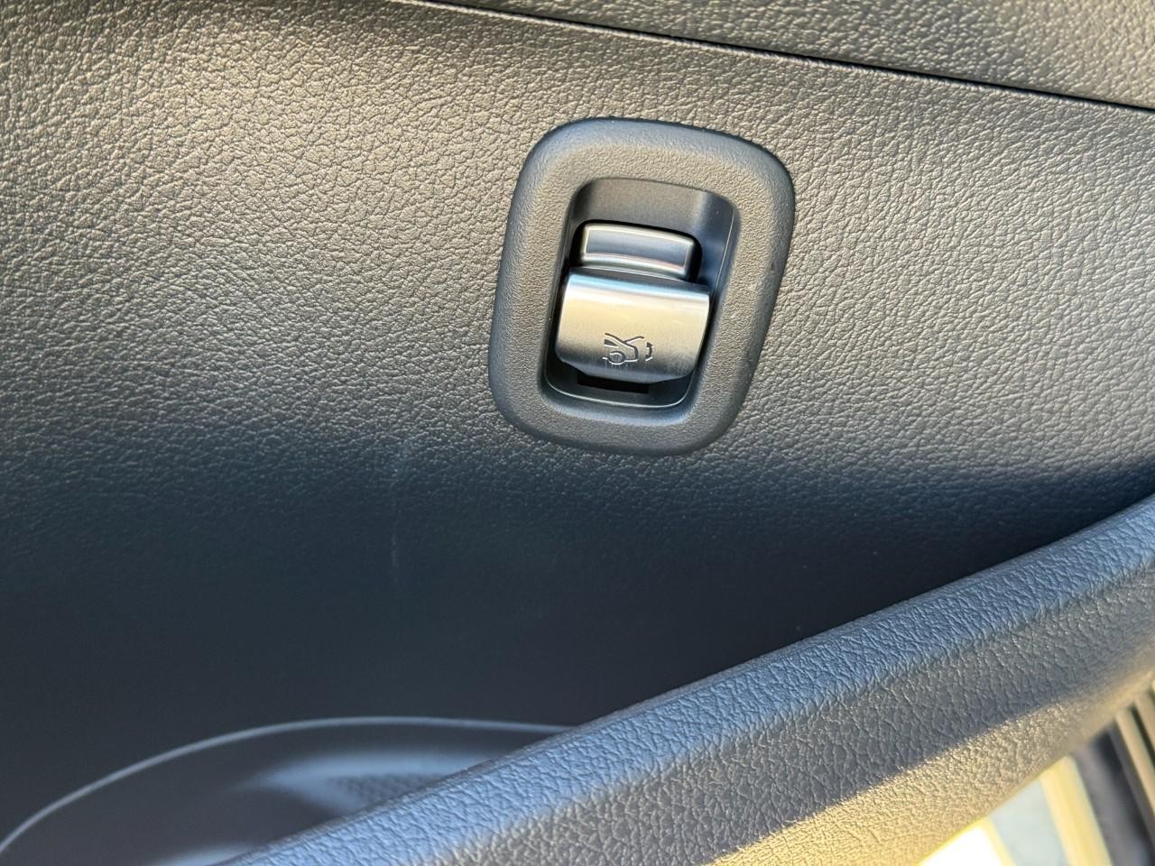 Mercedes-Benz C-Class Vehicle Full-screen Gallery Image 24