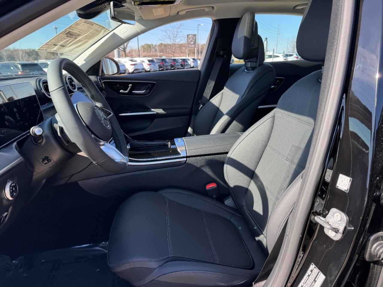 Mercedes-Benz C-Class Vehicle Full-screen Gallery Image 25