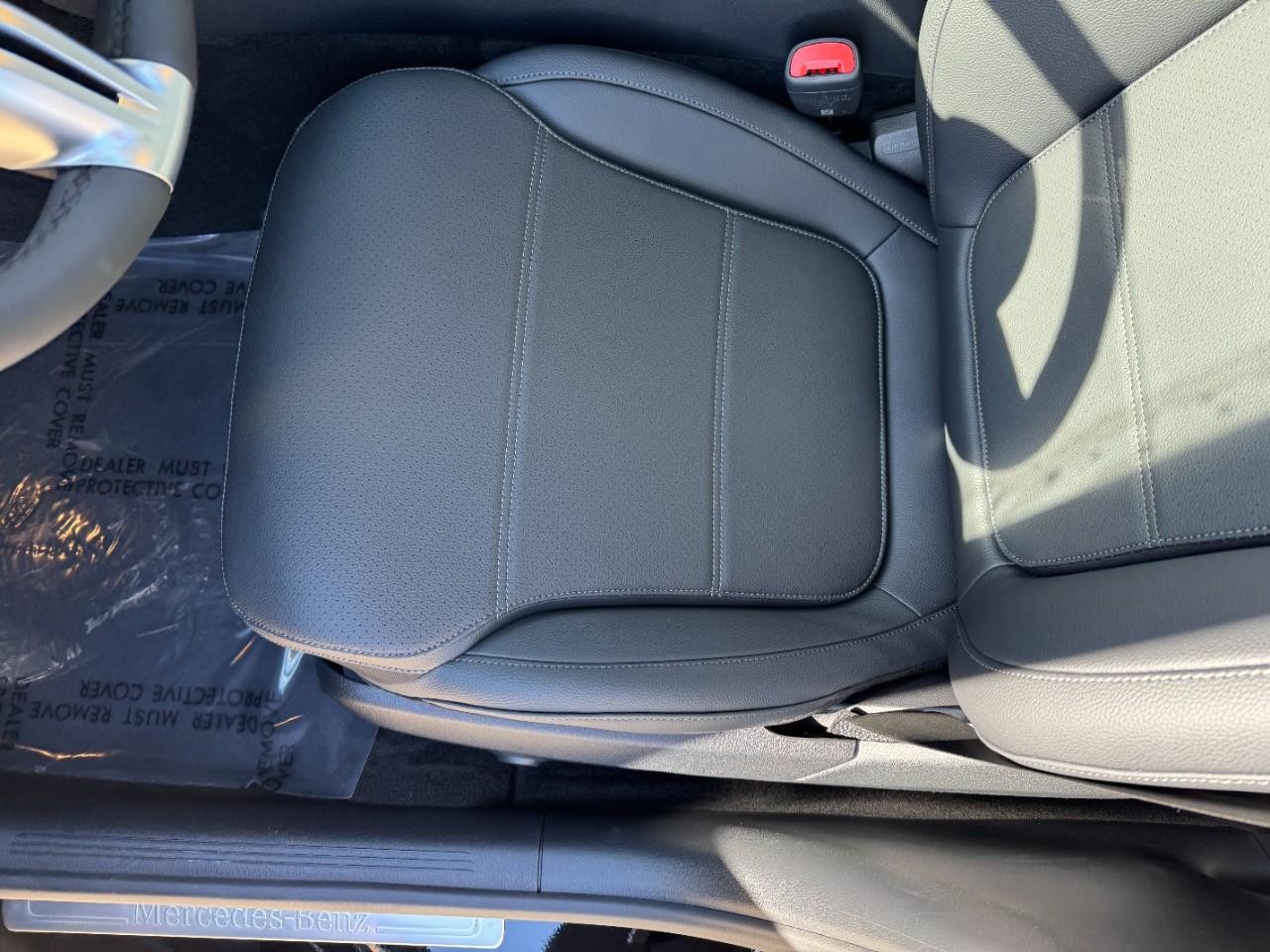 Mercedes-Benz C-Class Vehicle Full-screen Gallery Image 26