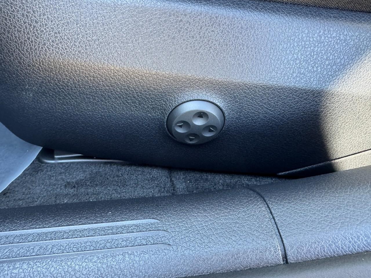 Mercedes-Benz C-Class Vehicle Full-screen Gallery Image 27