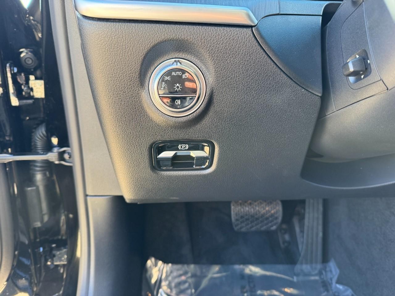 Mercedes-Benz C-Class Vehicle Full-screen Gallery Image 28