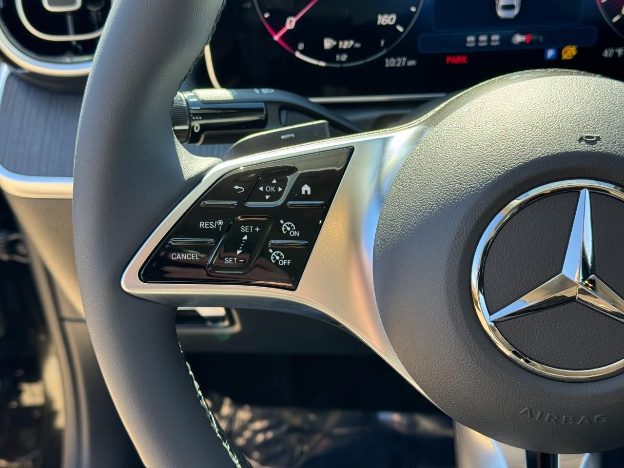 Mercedes-Benz C-Class Vehicle Full-screen Gallery Image 29