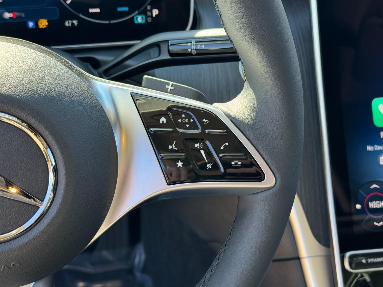 Mercedes-Benz C-Class Vehicle Full-screen Gallery Image 30