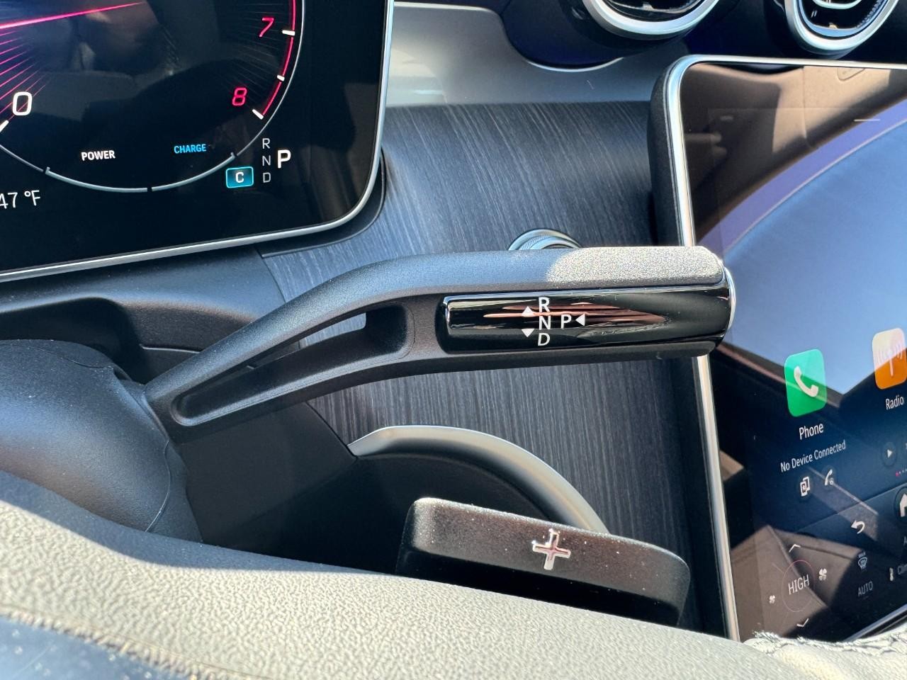 Mercedes-Benz C-Class Vehicle Full-screen Gallery Image 32